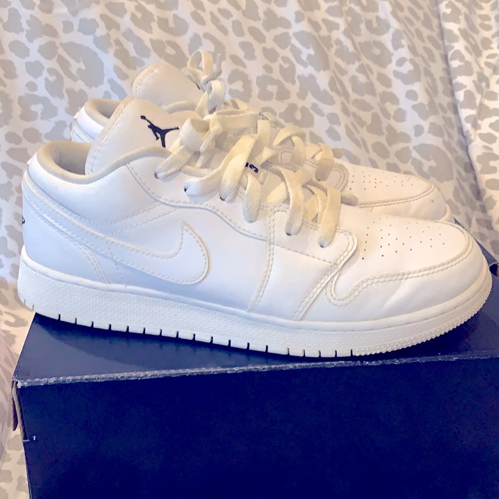 Youth Boys Air Jordans 1 low BG